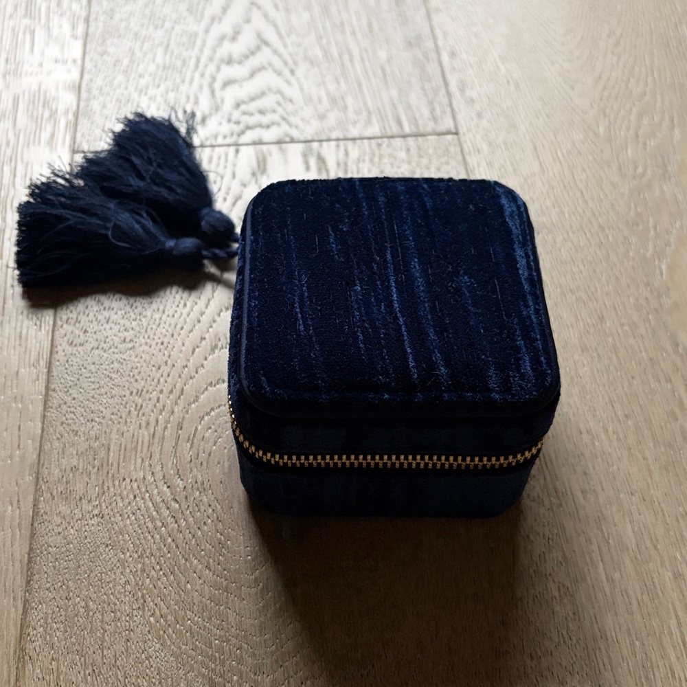 NWOT sezane jewelry velvet box navy